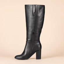 Carica l'immagine nel visualizzatore di Gallery, Amazon Essentials Stivali con Tacco Alto Donna, Nero Finta Pelle, 42 EU Larga