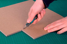 Carica l'immagine nel visualizzatore di Gallery, wolfcraft Coltello con lama a spezzare standard 9 mm I 4141000 I Coltello in plastica con guida in metallo