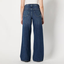 Carica l'immagine nel visualizzatore di Gallery, Amazon Essentials Jeans da Donna a Gamba Larga a Vita Medio Alta con vestibilità Rilassata a Bassa Elasticità, Lavaggio Scuro Pietra, 40