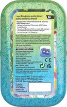Carica l'immagine nel visualizzatore di Gallery, Pokémon: miniscatola da collezione Pikachu dell’espansione 30° Anniversario del GCC Pokémon (1 foglio di adesivi, 1 carta con l’illustrazione della miniscatola e 2 buste di espansione), Ed. Italiano