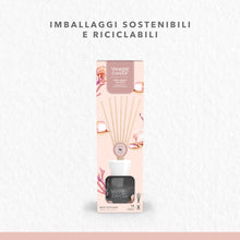 Carica l&#39;immagine nel visualizzatore di Gallery, Yankee Candle Signature Diffusore a bastoncini | Sabbie rosa | 100 ml | Fino a 10 settimane di fragranza | Confezione riciclabile | Un regalo perfetto per una donna