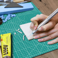 Carica l'immagine nel visualizzatore di Gallery, Tappetino da taglio A3 carta - con 55 coltelli Taglierino Cutter,bisturi di precisione,Righello Metallo - Reticolo tappeto scrivania - Verde, autorigenerante