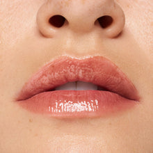 Carica l'immagine nel visualizzatore di Gallery, essence CHOCO BOMB shiny lipgloss naturale idratante finish lucido (10 ml)