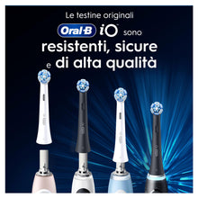 Carica l'immagine nel visualizzatore di Gallery, Oral-B Testine di Ricambio iO Series Ultimate Clean, 2 testine rotonde originali per Spazzolino Elettrico, setole CrissC