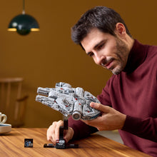 Carica l&#39;immagine nel visualizzatore di Gallery, LEGO Star Wars Millennium Falcon, Modellino da Costruire per Adulti, Kit Astronave da Collezione, Veicolo Arredamento Casa dal Film Una Nuova Speranza, Idee Regalo per Lui, Lei, Uomo o Donna 75375