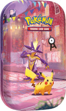 Carica l'immagine nel visualizzatore di Gallery, Pokémon: miniscatola da collezione Pikachu dell’espansione 30° Anniversario del GCC Pokémon (1 foglio di adesivi, 1 carta con l’illustrazione della miniscatola e 2 buste di espansione), Ed. Italiano