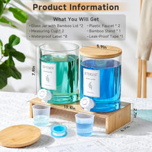 Carica l'immagine nel visualizzatore di Gallery, Erogatore per detersivo in vetro con ripiano e coperchio in bambù, 3,5 L, per detersivo liquido, sapone e ammorbidente per lavatrice per la lavanderia con 2 misurini e 8 etichette