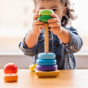 Melissa & Doug Gioco Torre Bambini con Anelli Impilabili Arcobaleno in Legno | Piramide | Incastri Educativi | Giochini Regalo 18 Mesi