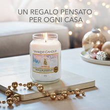 Carica l'immagine nel visualizzatore di Gallery, Yankee Candle Candela profumata | Candela in giara grande Snowflake Kisses | Durata: fino a 150 ore | Regalo perfetto per donne