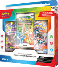 Carica l'immagine nel visualizzatore di Gallery, Pokémon: collezione illustrazione Primi compagni d’avventura - Serie 3 del GCC Pokémon (3 carte promozionali, 2 buste di