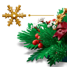Carica l'immagine nel visualizzatore di Gallery, LEGO Decorazione da Tavolo Natalizia - Candela Rossa Giocattolo da Esposizione con Bacche, Stelle e Fogliame - Attività per la Famiglia - Regalo Natalizio per Bambine e Bambini da 12 Anni - 40743