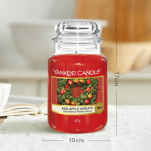 Carica l'immagine nel visualizzatore di Gallery, Yankee Candle Candela profumata in giara grande, Red Apple Wreath, Durata Fino a 150 Ore