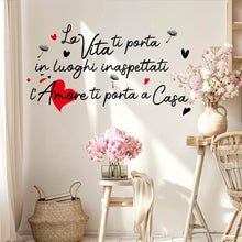 Carica l'immagine nel visualizzatore di Gallery, Adesivo Murale Wall Stickers Frase Citazione Adesivi Murali Decorazione interni LA VITA TI PORTA IN LUOGHI INASPETTATI L'AMORE TI PORTA A CASA Misura 110 x 60 cm Stickerdesign