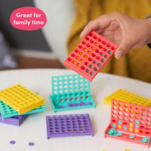 Carica l'immagine nel visualizzatore di Gallery, THE TWIDDLERS - 24 Mini Forza 4, Forza Quattro, 8cm - Gioco Tavolo per Bambini, Riempitivi per Borse da Festa Perfetti, Gadget Compleanno