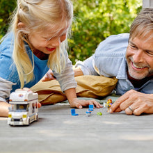 Carica l&#39;immagine nel visualizzatore di Gallery, LEGO City Camper delle Vacanze, Modellino da Costruire di Roulotte Giocattolo con Minifigure e Accessori, Giochi per Bambini e Bambine da 5 Anni in su, Idee Regalo di Compleanno 60283