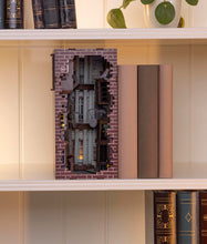 Carica l'immagine nel visualizzatore di Gallery, Revell Kit per modellino Tiny Adventures, Diagon Alley Harry Potter, casa in miniatura 3D, Book Nook, fermalibri in legn