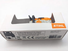 Carica l'immagine nel visualizzatore di Gallery, Stihl - Portachiavi a forma di motosega, funzionamento a batteria