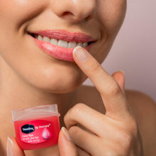 Carica l'immagine nel visualizzatore di Gallery, Vaseline Lip Therapy Rosy | Balsamo labbra nutriente per un'idratazione ottimale (1 x 1 x 7g)