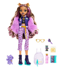Carica l'immagine nel visualizzatore di Gallery, Monster High - Clawdeen Wolf, bambola dal look mostruoso con cucciolo Crescent e accessori inclusi, tra cui zaino, snack