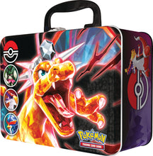 Carica l'immagine nel visualizzatore di Gallery, Pokémon Bauletto da Collezione del GCC, Autunno 2023, Meowscarada, Skeledirge e Quaquaval, Tre Carte Promozionali Olografiche e Sei Buste di Espansione, Edizione in Italiano
