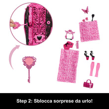 Carica l'immagine nel visualizzatore di Gallery, Monster High Segreti da Brivido - Draculaura Misteri Mostruosi, Set con Bambola e Guardaroba, 19 Accessori e Capi d'Abbigliamento a Sorpresa Inclusi, Giocattolo per Bambini, 4+ Anni, HXH84
