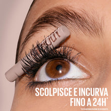 Carica l'immagine nel visualizzatore di Gallery, Maybelline New York Mascara Volumizzante, Adatto a Occhi Sensibili, Ciglia Incurvate e Volumizzate, Lunga Tenuta, Resist