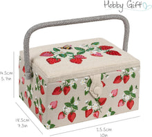 Carica l'immagine nel visualizzatore di Gallery, HobbyGift HobbyGift Esclusivo Contenitore Medio per lavori di Cucito, Hobby, Vassoio per Accessori, Tasca per puntine, Cuscino, Manico in PVC, Coperchio, Fragole Ricamate, 18.5 x 25.5 x 14.5cm