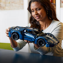 Carica l'immagine nel visualizzatore di Gallery, LEGO Technic Ford GT 2022, Kit Modellino di Auto da Costruire per Adulti, Idea Regalo per Uomo, Donna, Lui, Lei, Marito o Moglie, Supercar in Scala 1:12 con Dettagli Originali, Set da Collezione 42154