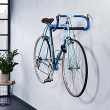 Carica l&#39;immagine nel visualizzatore di Gallery, Borgen Supporto bici da parete - Portabici da parete in legno per bici da corsa - Supporti bici da parete MTB, bici da corsa e city bike
