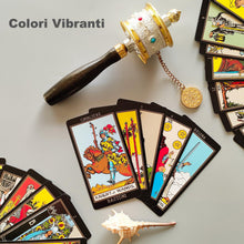 Carica l'immagine nel visualizzatore di Gallery, Pelucton Tarocchi Carte Italiano con Manuale per Principianti, Tarocchi Classici con Numeri Moderni e Nomi delle Carte in Italiano e in Inglese.