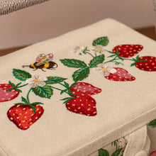 Carica l'immagine nel visualizzatore di Gallery, HobbyGift HobbyGift Esclusivo Contenitore Medio per lavori di Cucito, Hobby, Vassoio per Accessori, Tasca per puntine, Cuscino, Manico in PVC, Coperchio, Fragole Ricamate, 18.5 x 25.5 x 14.5cm