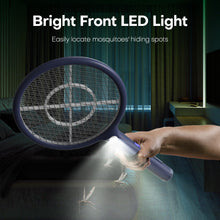 Carica l'immagine nel visualizzatore di Gallery, VEGREM Racchetta Zanzare Elettrica, 4000V, 2-in-1 Racchetta Zanzare, Lampada Attrattiva per Zanzare, Base di Ricarica USB, 1200mAh Batteria Ricaricabile, Luce LED, Maglia Protettiva a 3 Strati, Blu