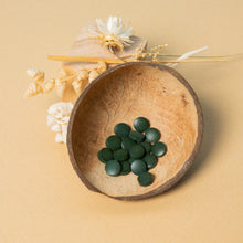 Carica l&#39;immagine nel visualizzatore di Gallery, Spirulina Biologica | 500 Compresse Bio da 500 mg Pure Senza Eccipienti | 15 a 19% di Ficocianina | Polvere Essiccata e Compressa a Freddo | Analizzata e Confezionata in Francia da Nutri&amp;Co