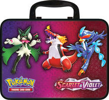 Carica l'immagine nel visualizzatore di Gallery, Pokémon Bauletto da Collezione del GCC, Autunno 2023, Meowscarada, Skeledirge e Quaquaval, Tre Carte Promozionali Olografiche e Sei Buste di Espansione, Edizione in Italiano