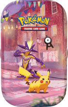 Carica l'immagine nel visualizzatore di Gallery, Pokémon: miniscatola da collezione Pikachu dell’espansione 30° Anniversario del GCC Pokémon (1 foglio di adesivi, 1 carta con l’illustrazione della miniscatola e 2 buste di espansione), Ed. Italiano