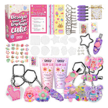 Carica l'immagine nel visualizzatore di Gallery, CRAFTY CATS DIY Kit Creativo Portachiavi Cupcake e Mollette – 60 pezzi, 2×50 ml Simulazione di Crema con beccucci, charm