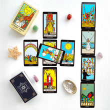 Carica l'immagine nel visualizzatore di Gallery, Pelucton Tarocchi Carte Italiano con Manuale per Principianti, Tarocchi Classici con Numeri Moderni e Nomi delle Carte in Italiano e in Inglese.