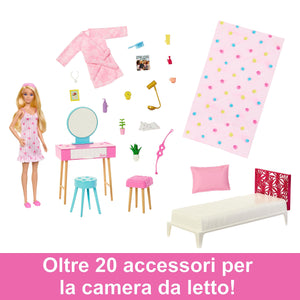 Barbie - Set Camera da letto di Barbie, include una bambola in pigiama rosa e pantofole, un gattino, letto, specchiera e comodino, 20+ accessori a tema, giocattolo per bambini, 3+ anni, HPT55