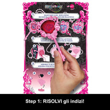 Carica l'immagine nel visualizzatore di Gallery, Monster High Segreti da Brivido - Draculaura Misteri Mostruosi, Set con Bambola e Guardaroba, 19 Accessori e Capi d'Abbigliamento a Sorpresa Inclusi, Giocattolo per Bambini, 4+ Anni, HXH84