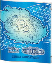 Carica l'immagine nel visualizzatore di Gallery, GCC Pokémon: set Allenatore Fuoriclasse dell’espansione Scarlatto e Violetto - Corona Astrale (una carta promozionale a figura intera, nove buste di espansione e accessori premium)