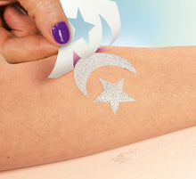 Carica l'immagine nel visualizzatore di Gallery, Clementoni Crazy Chic - Tattoo Studio, Gioco Creativo per Bambine di 6+ Anni, Kit Completo per Creare Tatuaggi Glitterati e Temporanei, Set con Tattoos Unici, Regalo Divertente e Colorato, 18602