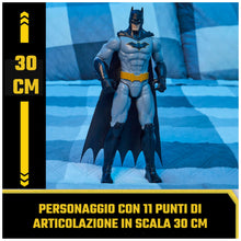 Carica l'immagine nel visualizzatore di Gallery, DC Comics BATMAN, Personaggio Batman in Scala 30 cm, con Decorazioni Originali, Mantello e 11 Punti di Articolazione, Gi