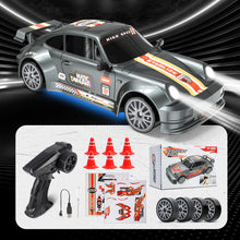 Carica l'immagine nel visualizzatore di Gallery, HappyGoLucky Macchina Telecomandata Drift, 1:24 Mini RC Drift Car, 2.4GHz, 10-15KM/H, 4WD Auto Telecomandata con Luce LE
