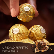 Carica l'immagine nel visualizzatore di Gallery, Ferrero Rocher - 28 Specialità al Cioccolato al Latte e Nocciola, Scatola Natalizia a Piramide Ottimale come Regalo o Centrotavola per le Cene di Natale, 350 gr