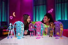 Carica l'immagine nel visualizzatore di Gallery, Monster High Segreti da Brivido - Clawdeen Wolf I Misteri di Hauntlywood, bambola con abiti, guardaroba e 19 accessori glamour a sorpresa inclusi, giocattolo per bambini, 4+ anni, JBG80