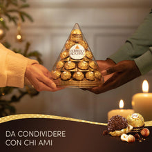 Carica l'immagine nel visualizzatore di Gallery, Ferrero Rocher - 28 Specialità al Cioccolato al Latte e Nocciola, Scatola Natalizia a Piramide Ottimale come Regalo o Centrotavola per le Cene di Natale, 350 gr
