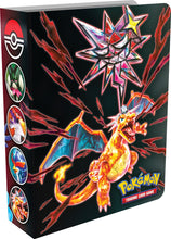 Carica l'immagine nel visualizzatore di Gallery, Pokémon Bauletto da Collezione del GCC, Autunno 2023, Meowscarada, Skeledirge e Quaquaval, Tre Carte Promozionali Olografiche e Sei Buste di Espansione, Edizione in Italiano