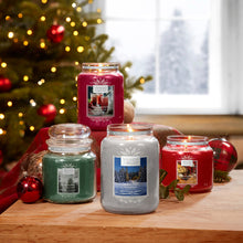 Carica l'immagine nel visualizzatore di Gallery, Yankee Candle Candela Profumata In Giara Piccola, Abeti Nella Nebbia, Durata Fino A 150 Ore, ‎16.8 x 10.7 x 10.7 cm 623 grammi, 150 ore