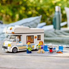 Carica l&#39;immagine nel visualizzatore di Gallery, LEGO City Camper delle Vacanze, Modellino da Costruire di Roulotte Giocattolo con Minifigure e Accessori, Giochi per Bambini e Bambine da 5 Anni in su, Idee Regalo di Compleanno 60283