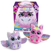 Carica l'immagine nel visualizzatore di Gallery, HATCHIMALS Alive, Uovo Mystery Hatch Pufficorn, Peluche Interattivo a Sorpresa con Effetti Speciali, Nebbia, Luci, 100 Reazioni e Suoni, Giocattoli per Bambini e Bambine, 5+ Anni - Modelli Variabili